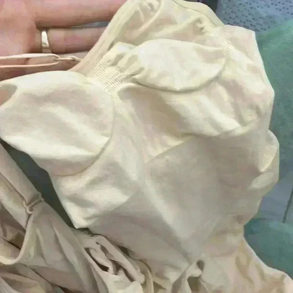 SKIMS- NWOB Sculpting Seamless Mid Thigh Bodysuit - Light nude - Picture 9 of 13